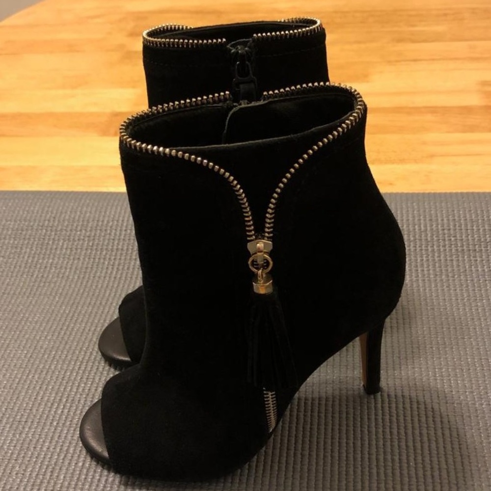 CAROLINA HERRERA BLACK HEELS